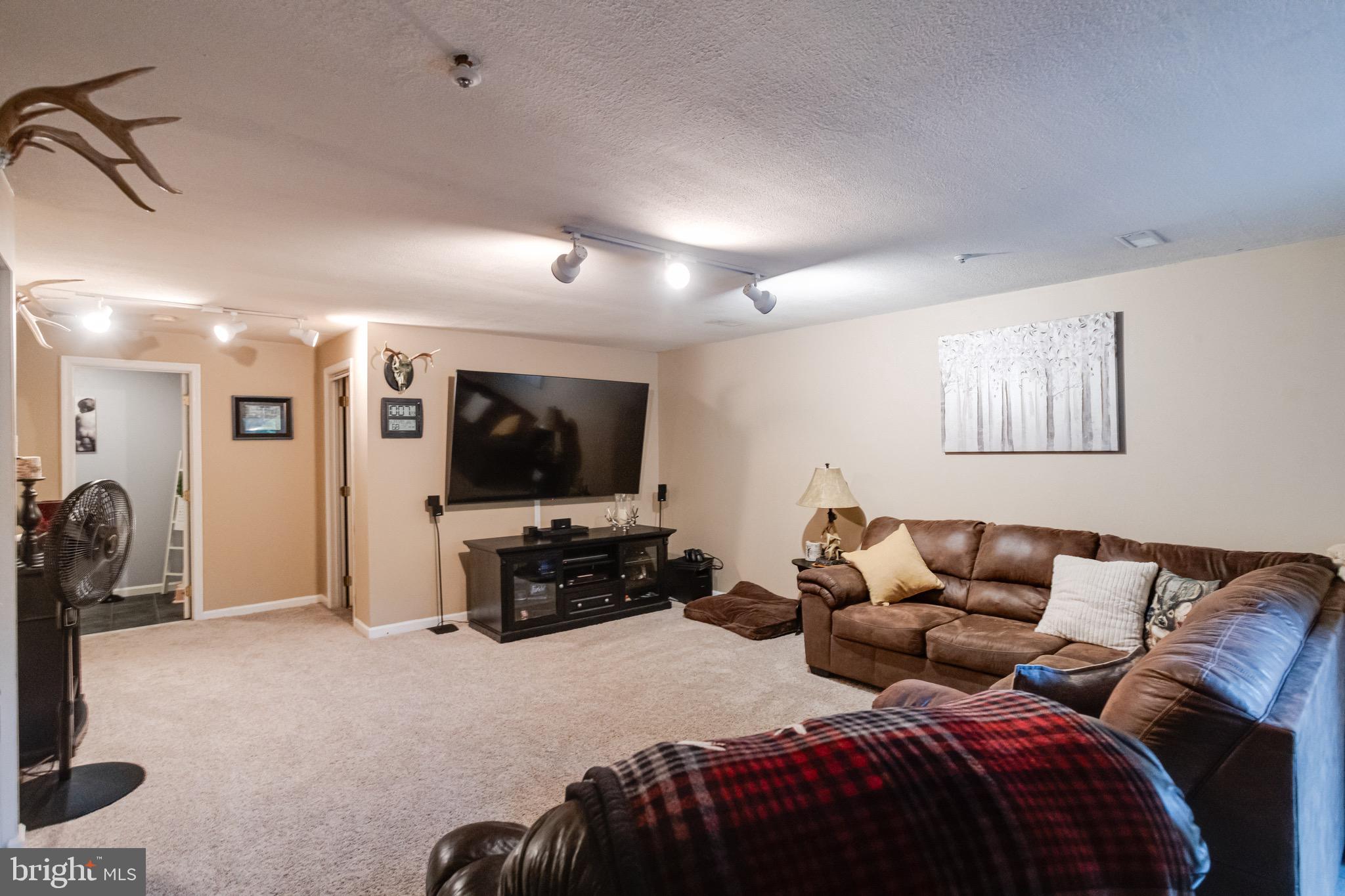 CONSTANT FRIENDSHIP - Residential