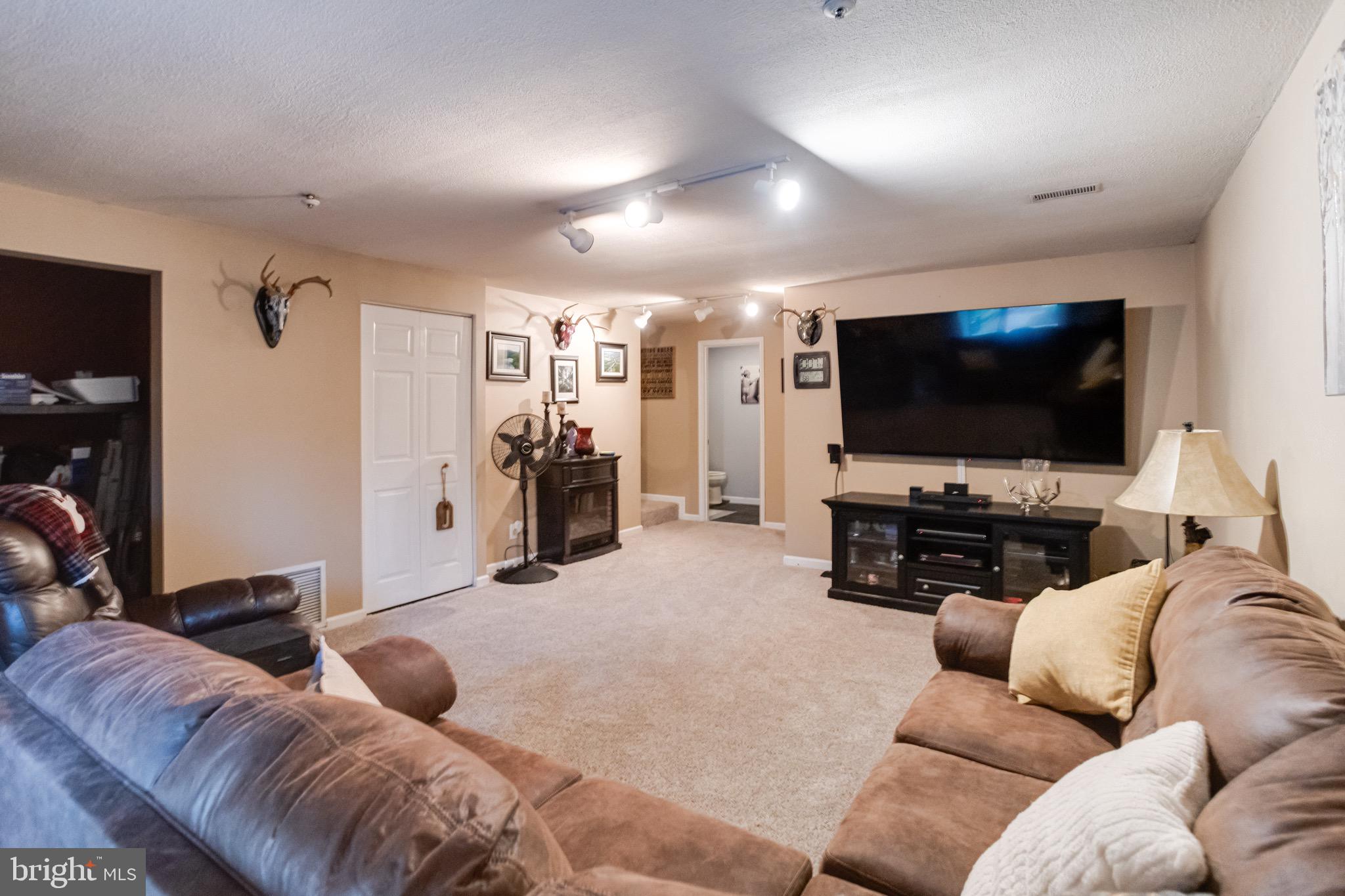 CONSTANT FRIENDSHIP - Residential