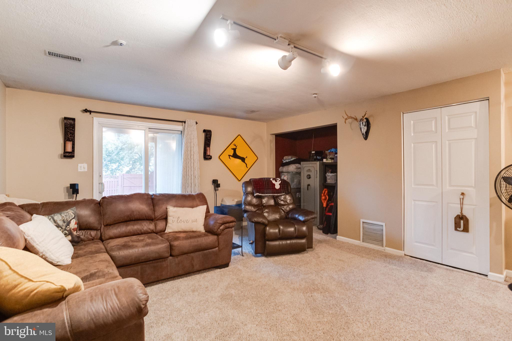 CONSTANT FRIENDSHIP - Residential