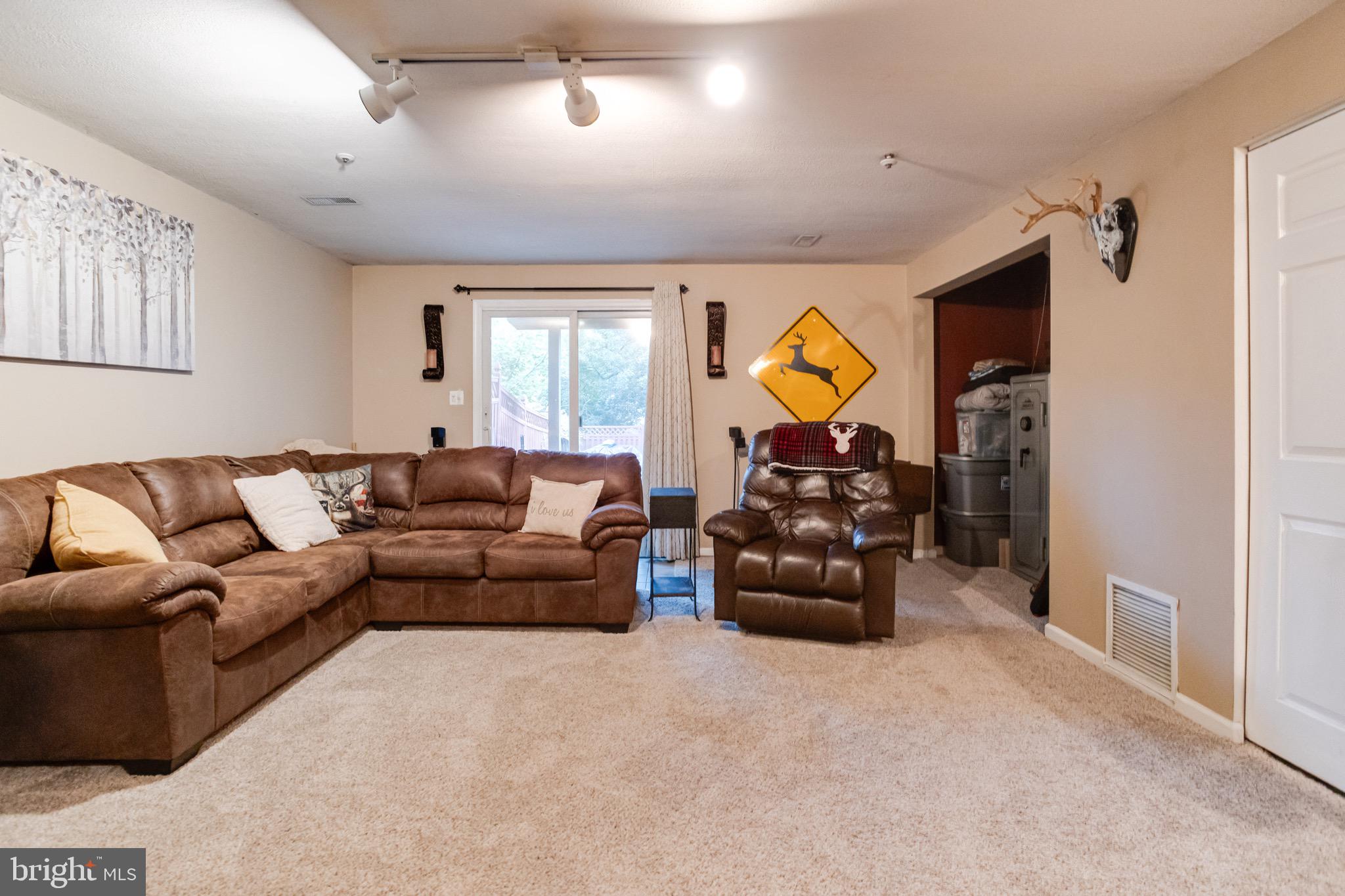 CONSTANT FRIENDSHIP - Residential