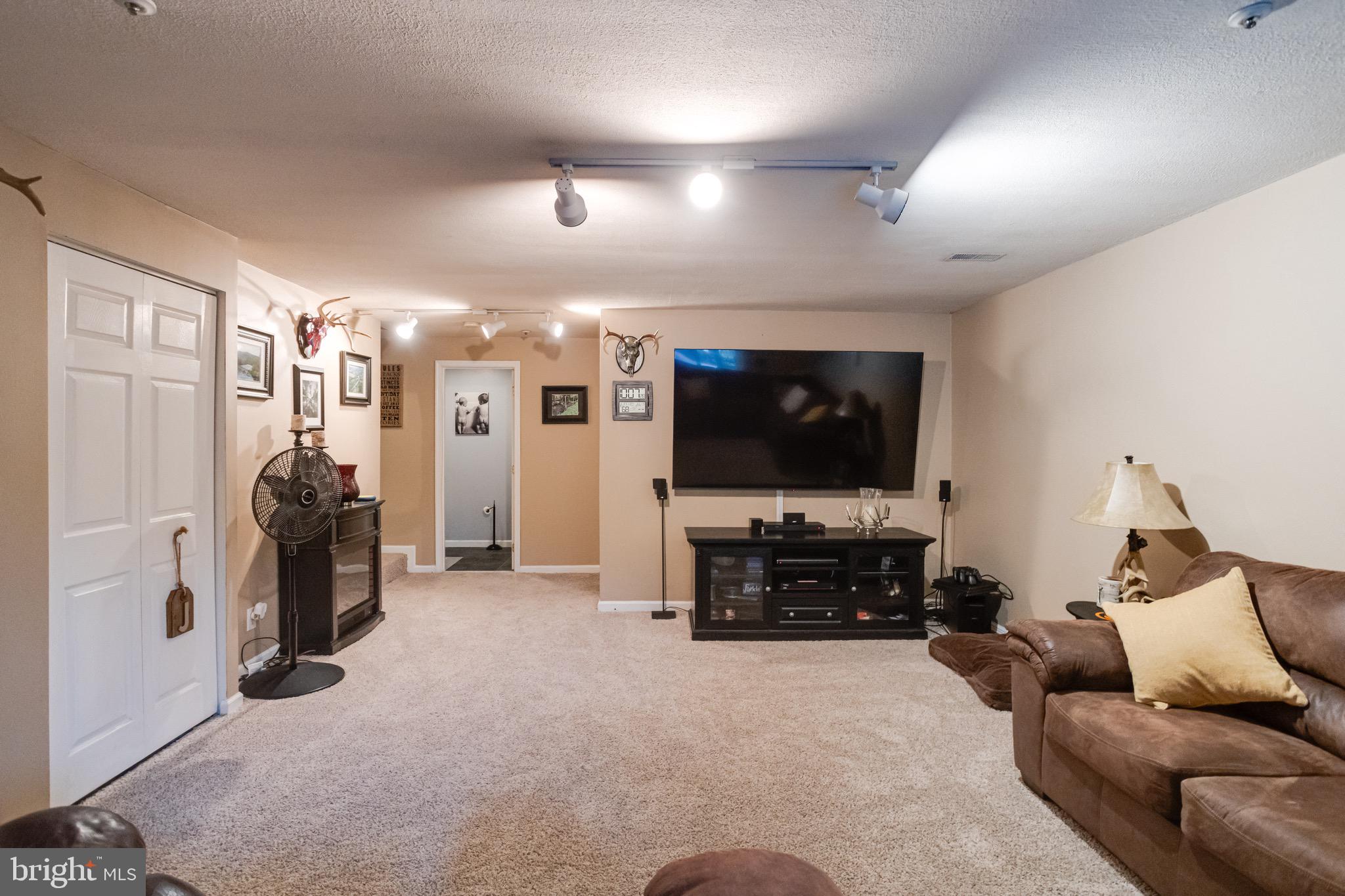 CONSTANT FRIENDSHIP - Residential