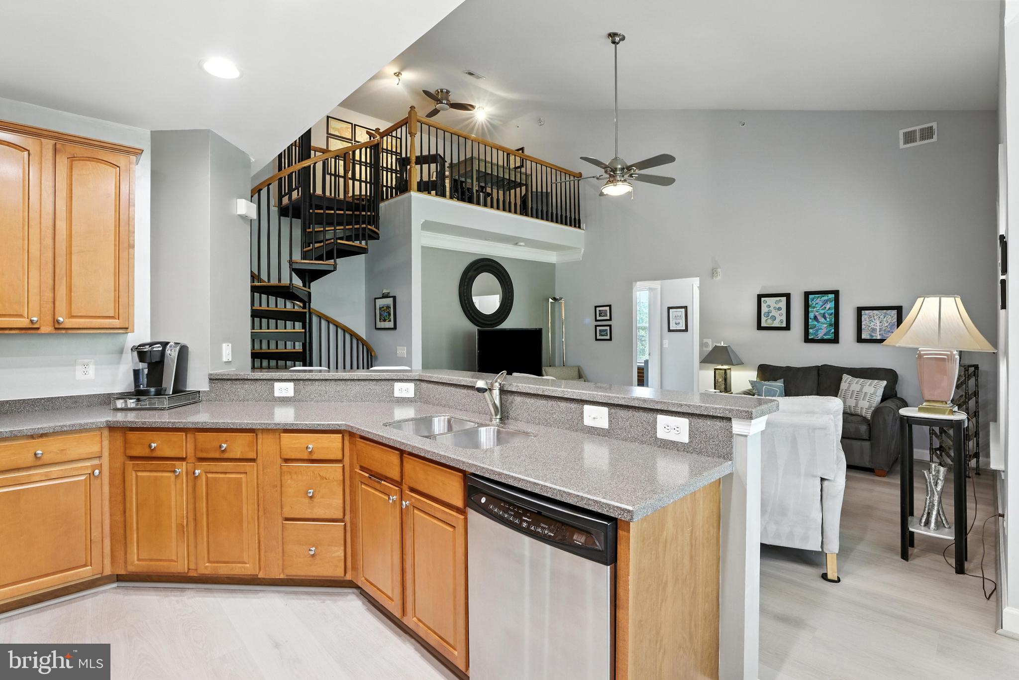 FOUR SEASONS - Residential