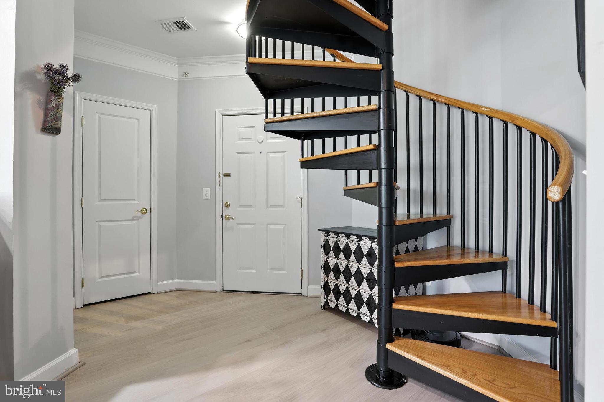 FOUR SEASONS - Residential