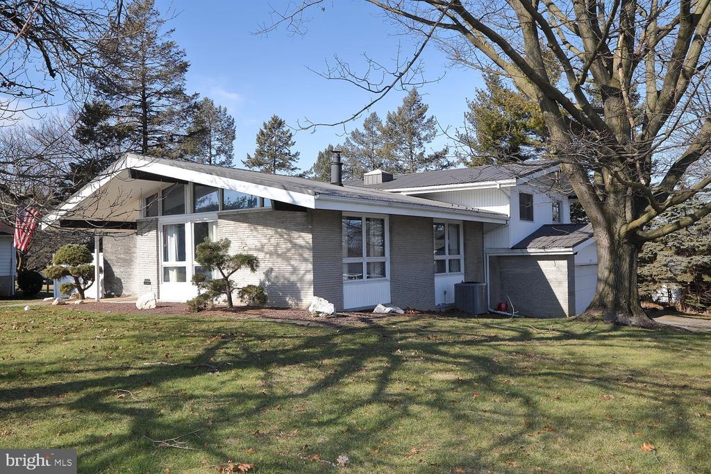 Photo of 401 W BROAD ST, NEW HOLLAND, PA 17557 (MLS # PALA2030322)