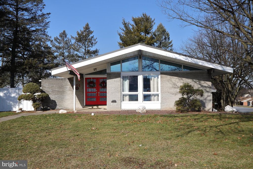 Photo of 401 W BROAD ST, NEW HOLLAND, PA 17557 (MLS # PALA2030322)