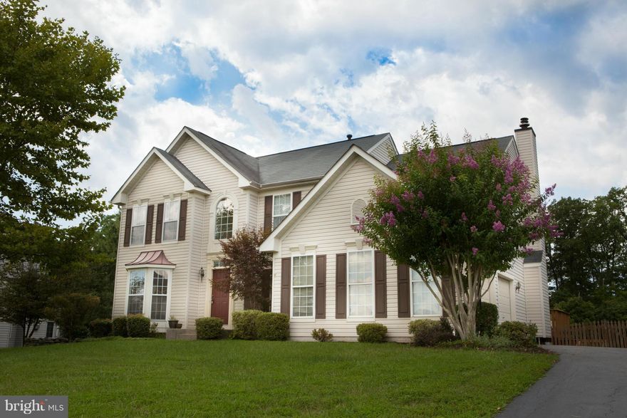 Doesn't get much better than this- freshly painted, new carpeted,  move in ready beauty  available for immediate occupancy.  2 story hardwood foyer, large country kitchen w/ center aisle overlooks bright morning room and fam room.  Simply huge Master suite w/ large bathrm, soaking tub & sep shower.  Large private fenced yard w/lovely  in-ground pool, backs to natural landscape--Close to VRE.