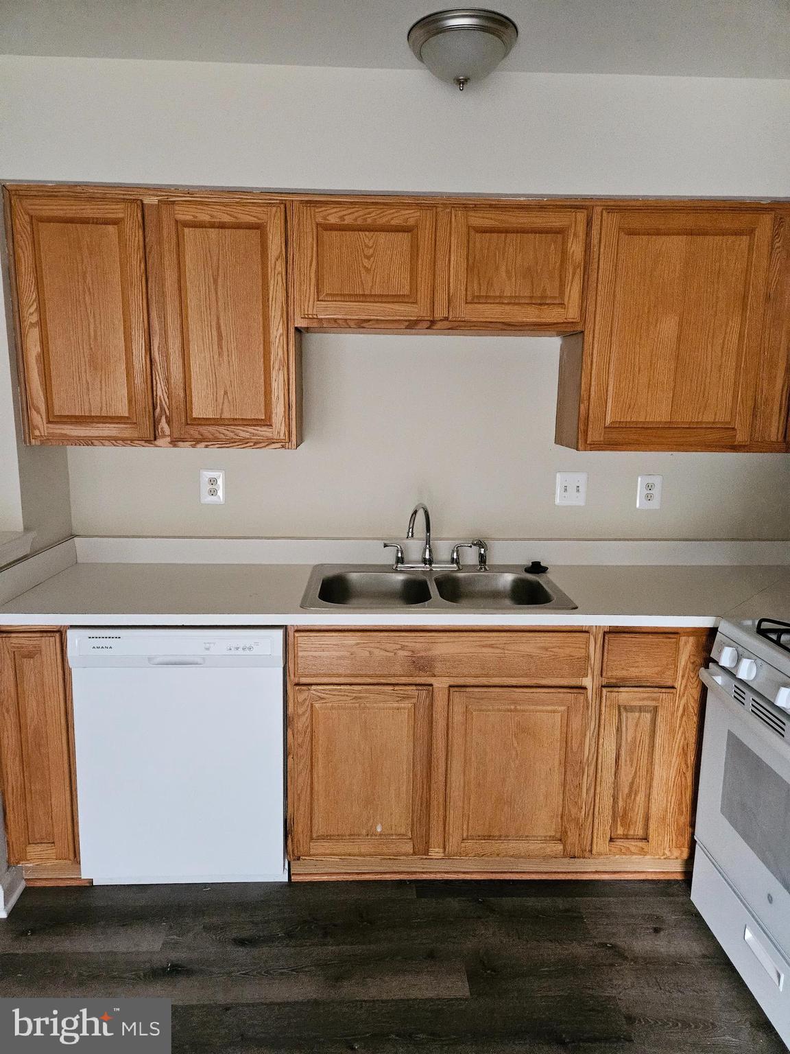 CONSTANT FRIENDSHIP - Residential