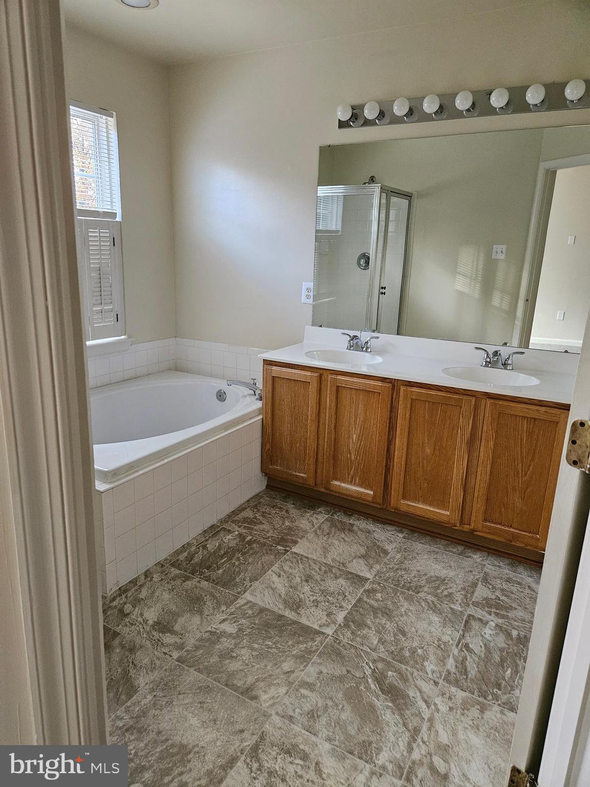 CONSTANT FRIENDSHIP - Residential