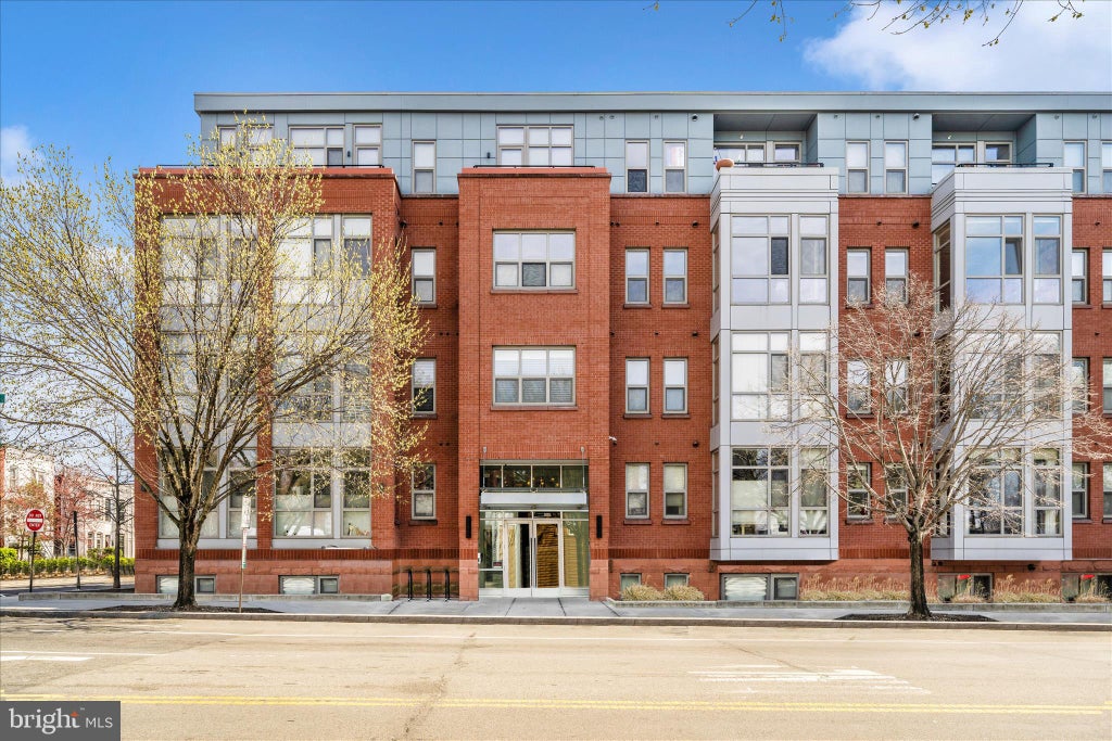 Photo of 900 11th Street SE #203, WASHINGTON, DC 20003 (MLS # DCDC2249238)
