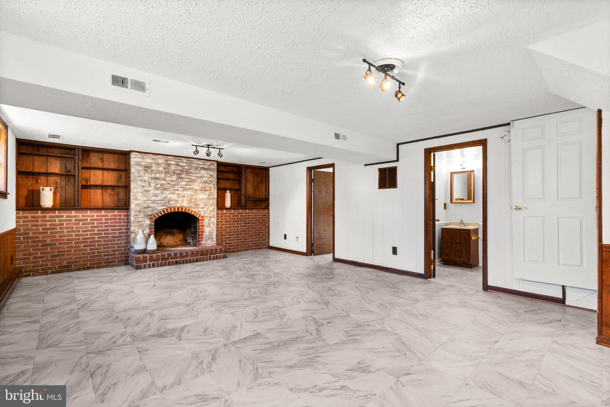 MIDDLEBROOK HILL - Residential