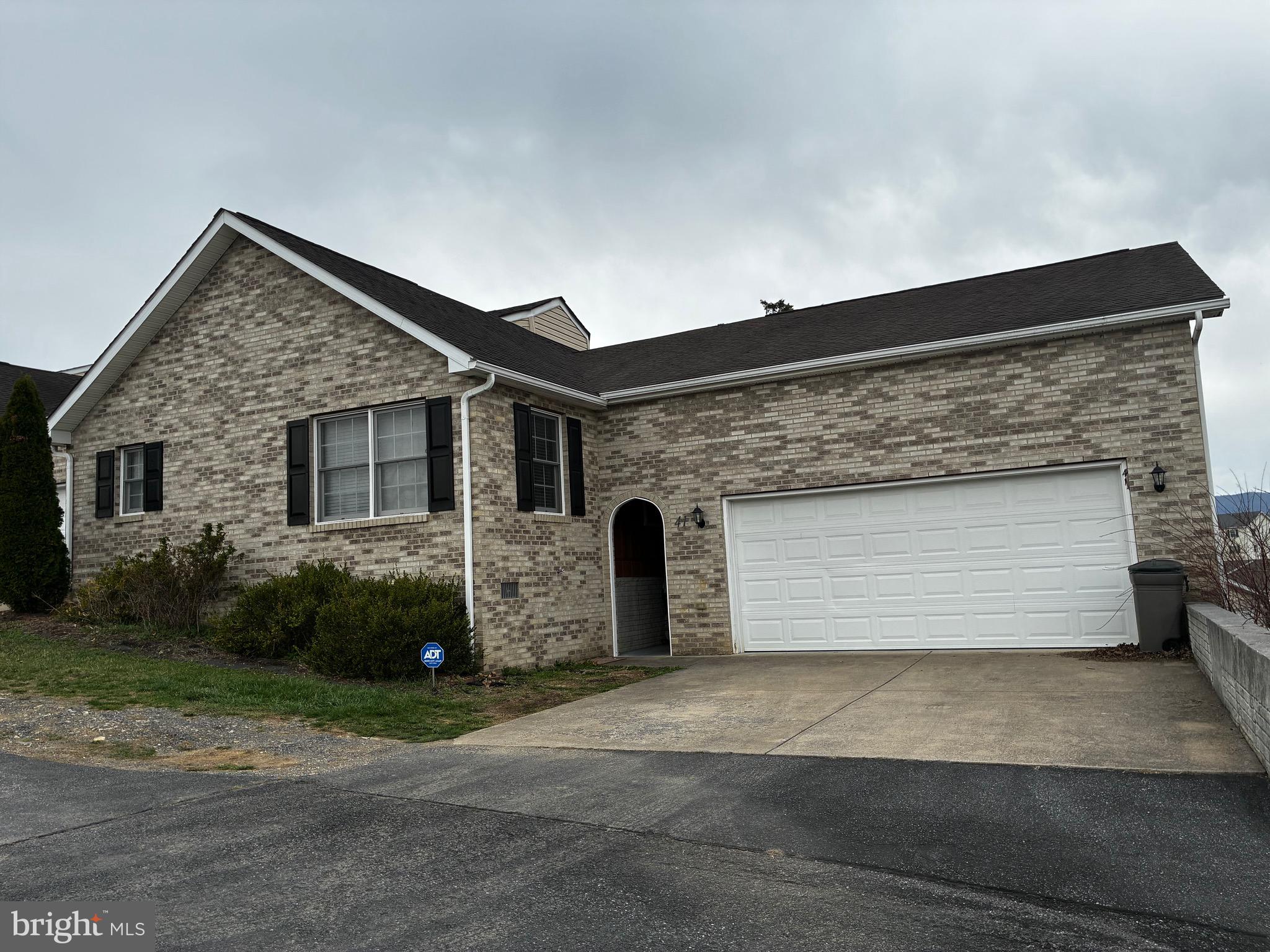 41 DEAKEN CIRCLE B-6