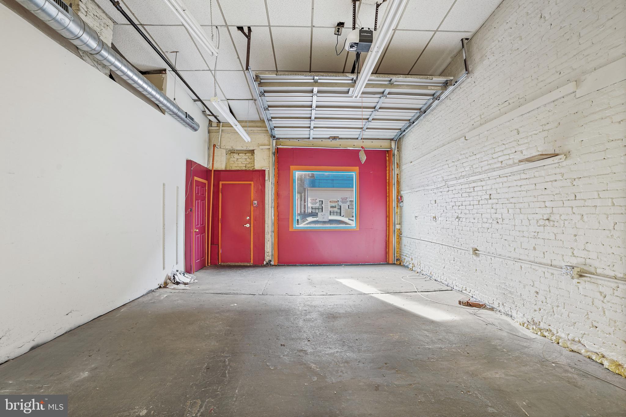 QUEEN VILLAGE - Commercial Lease