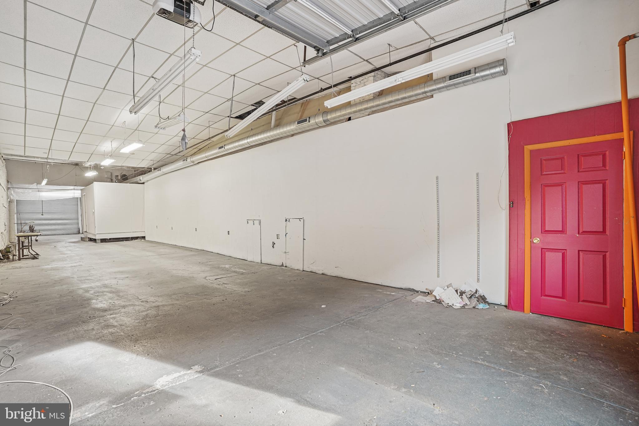 QUEEN VILLAGE - Commercial Lease