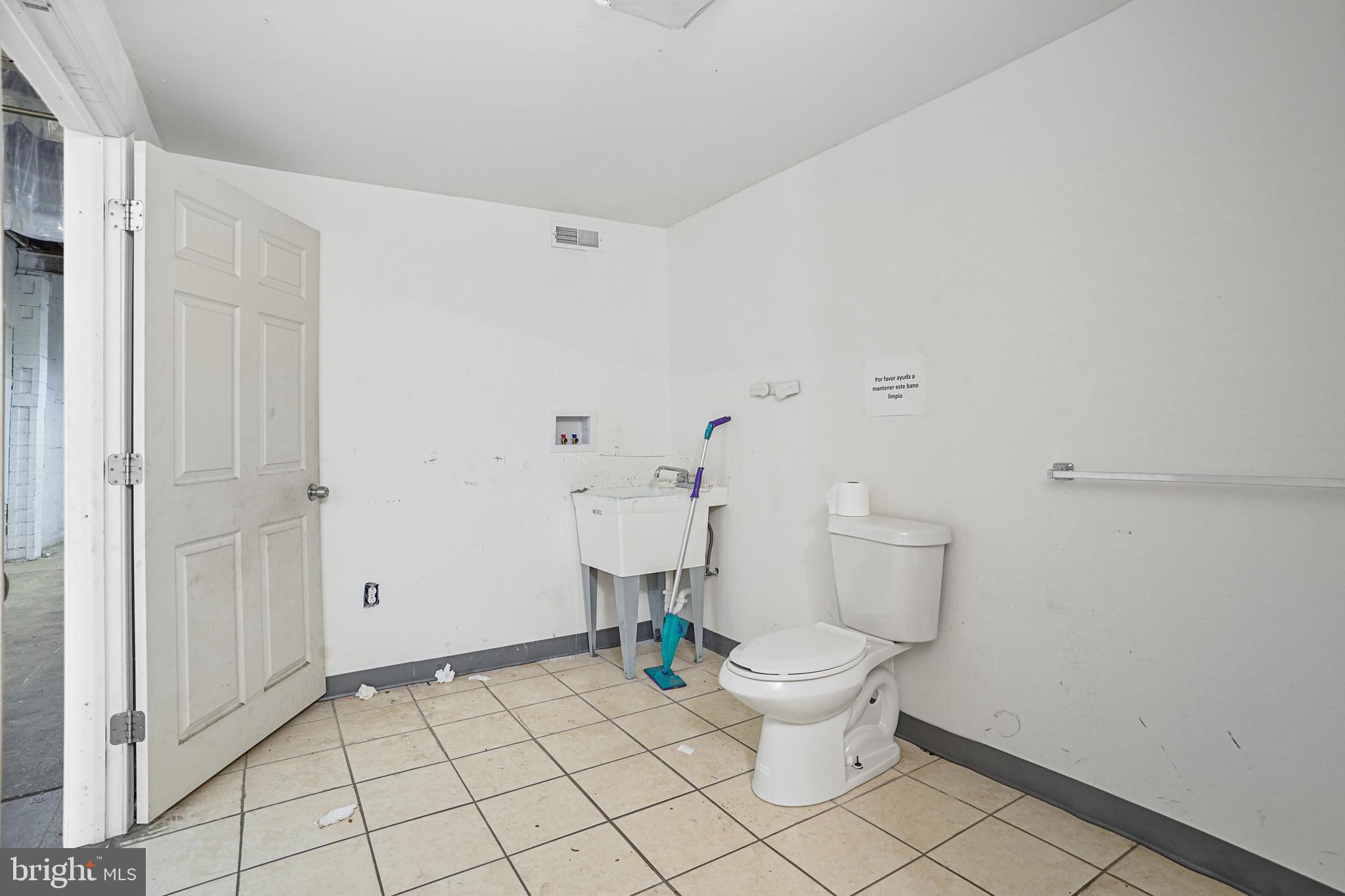 QUEEN VILLAGE - Commercial Lease