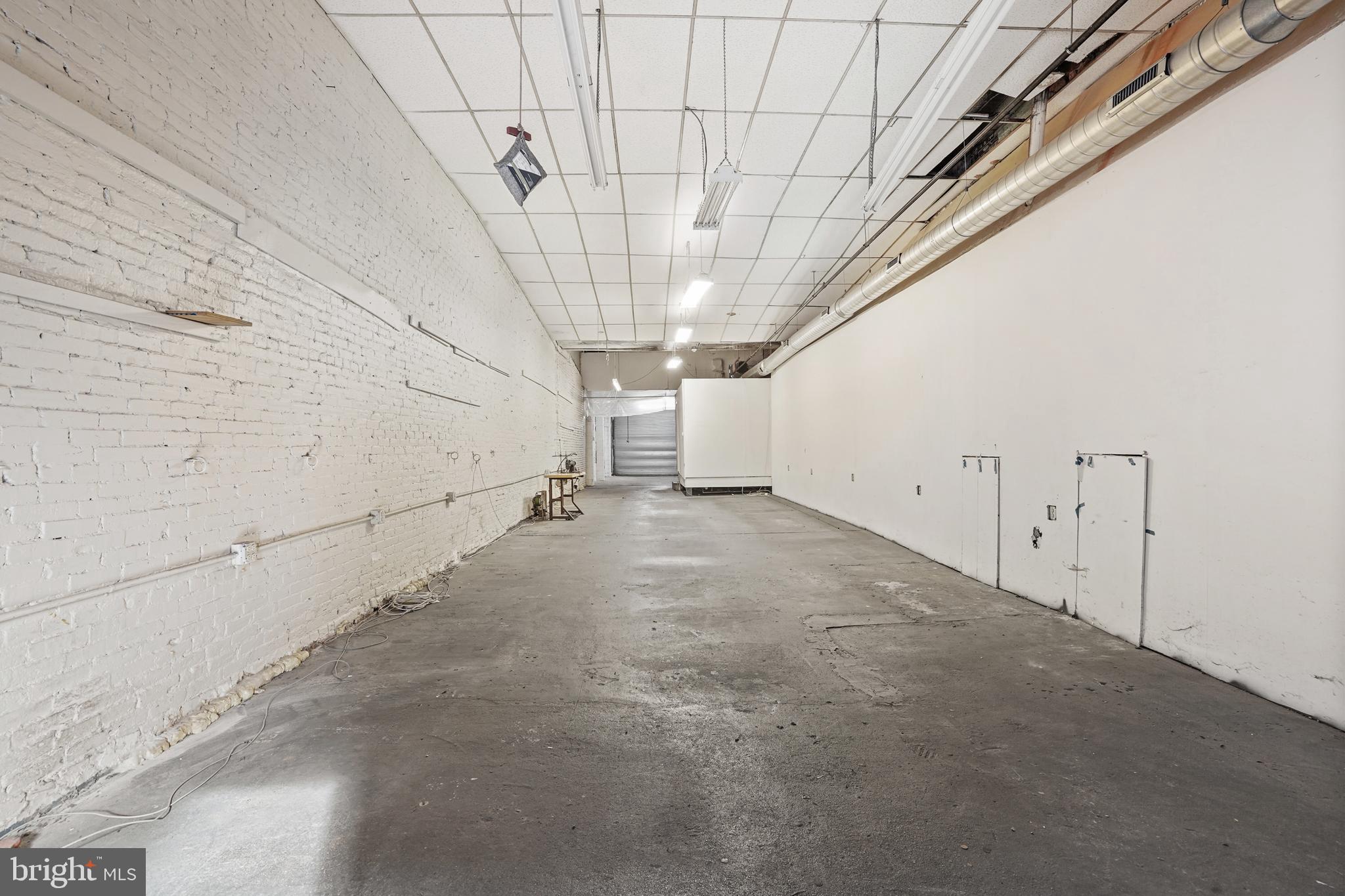 QUEEN VILLAGE - Commercial Lease