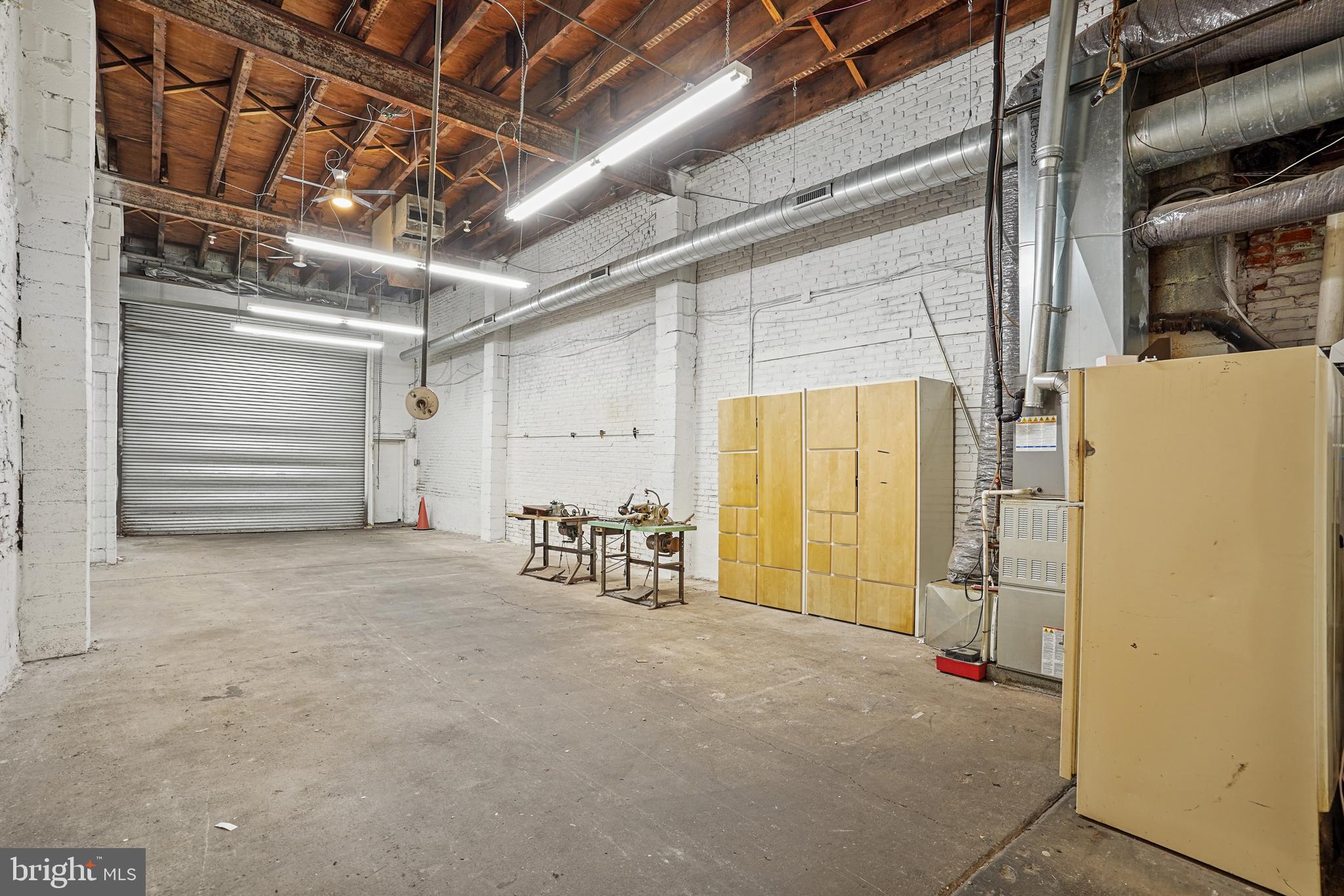 QUEEN VILLAGE - Commercial Lease