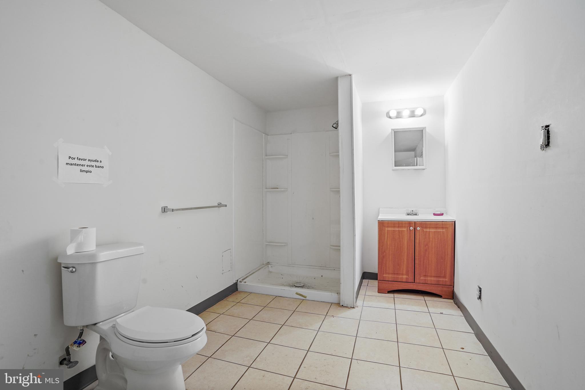 QUEEN VILLAGE - Commercial Lease