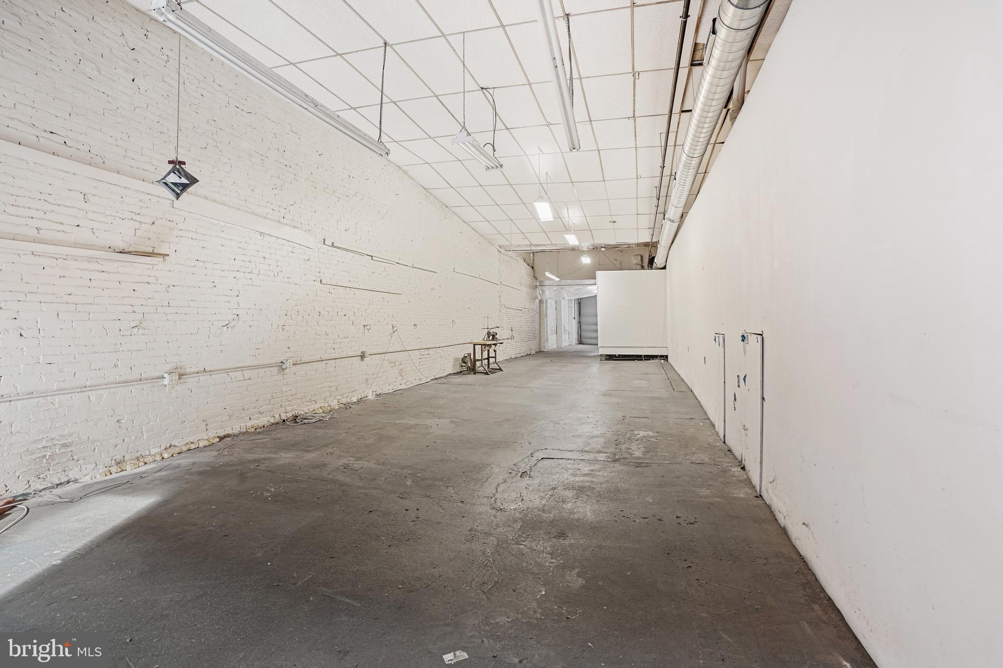 QUEEN VILLAGE - Commercial Lease