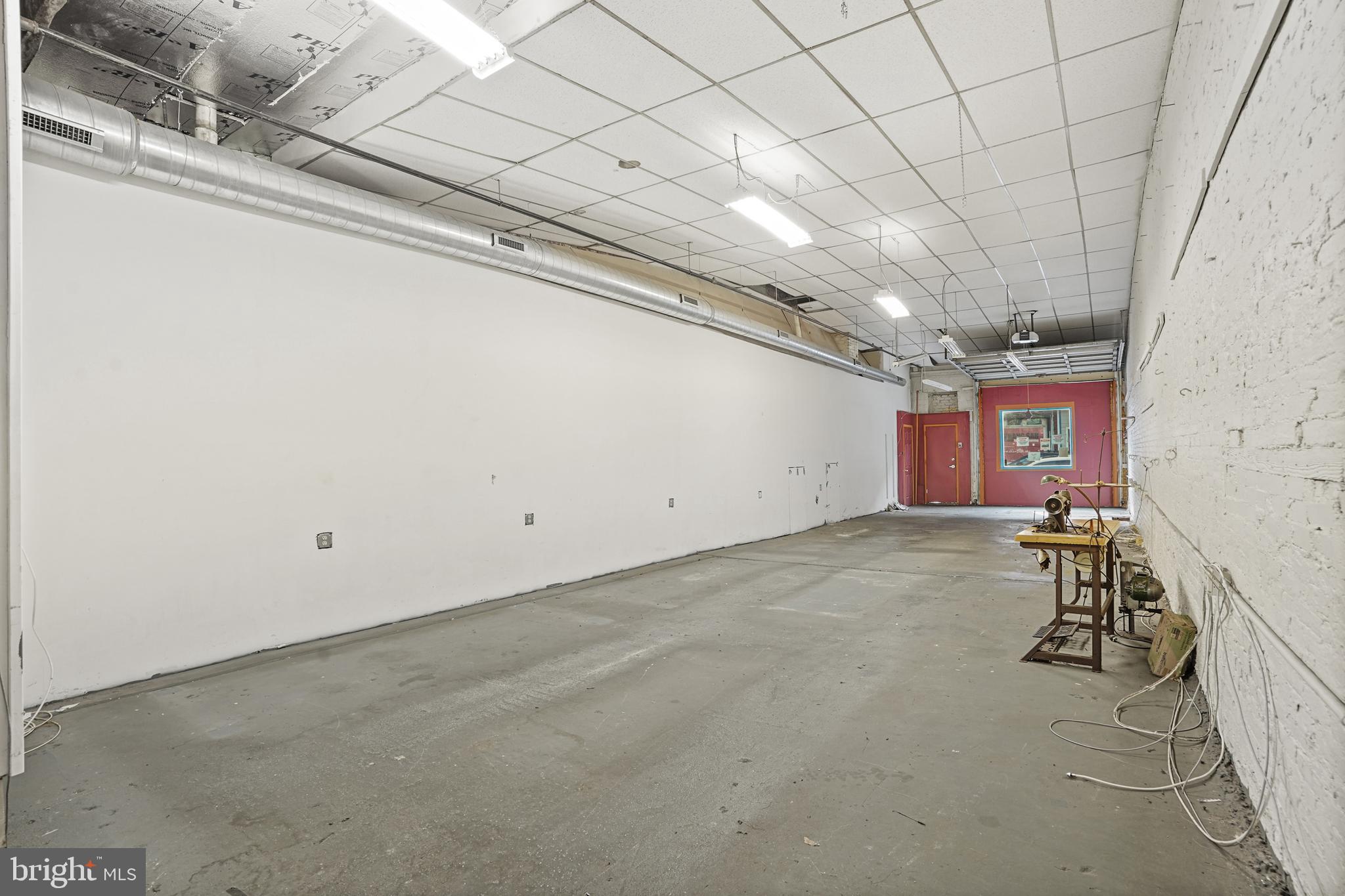 QUEEN VILLAGE - Commercial Lease