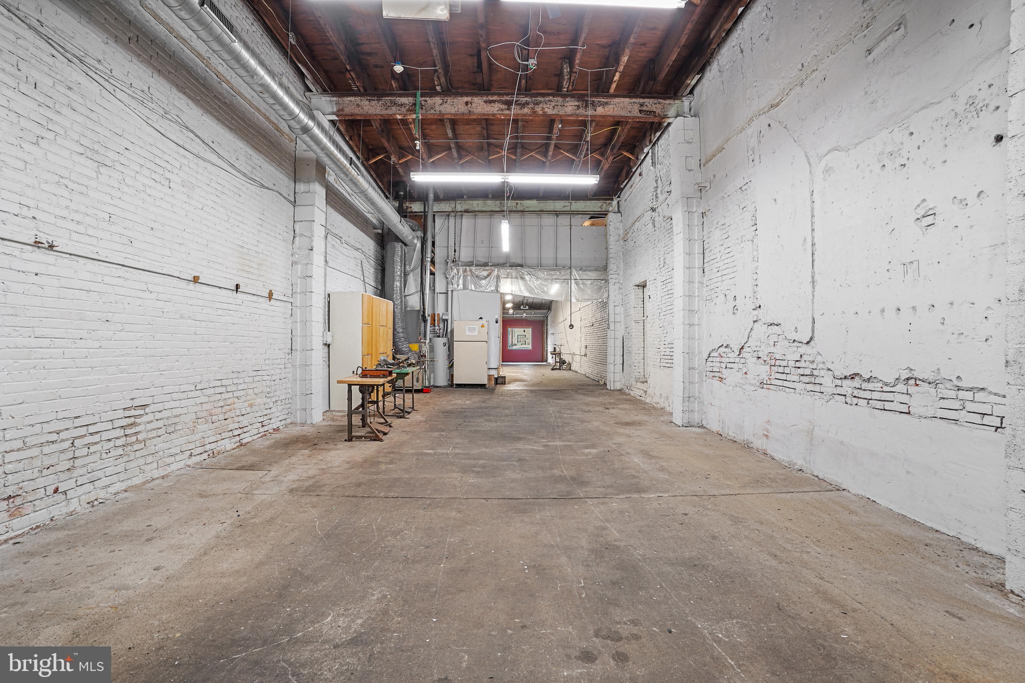 QUEEN VILLAGE - Commercial Lease