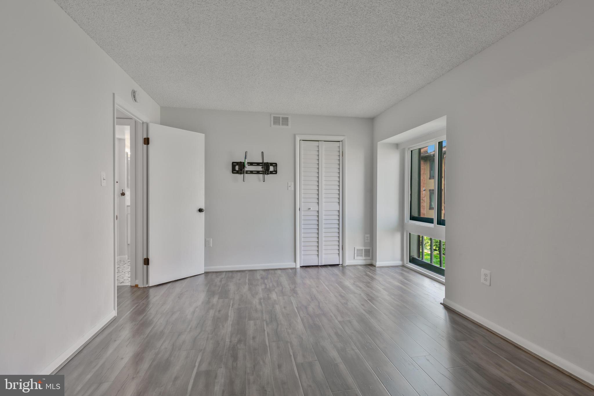 VISTAS OF VIENNA CONDOMINIUMS - Residential Lease