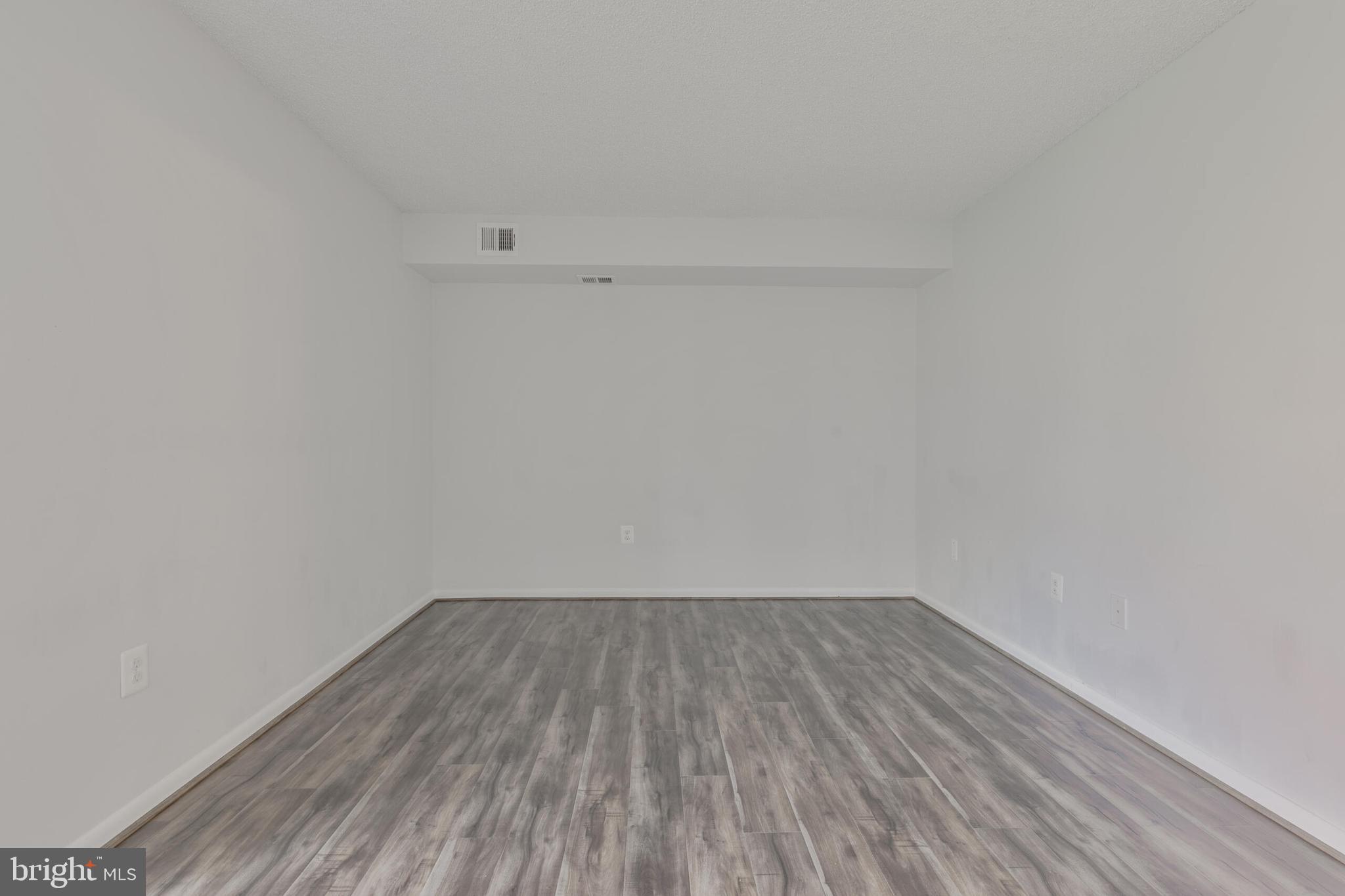 VISTAS OF VIENNA CONDOMINIUMS - Residential Lease