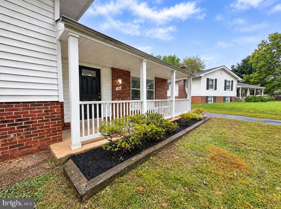 726 N WATFORD COURT