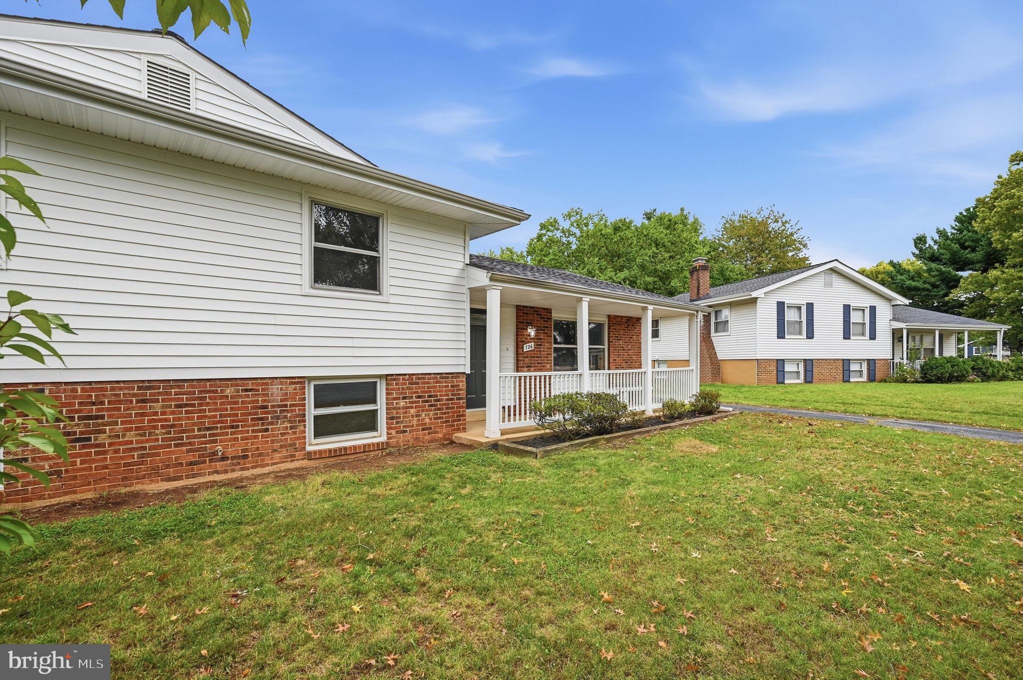 726 N WATFORD COURT