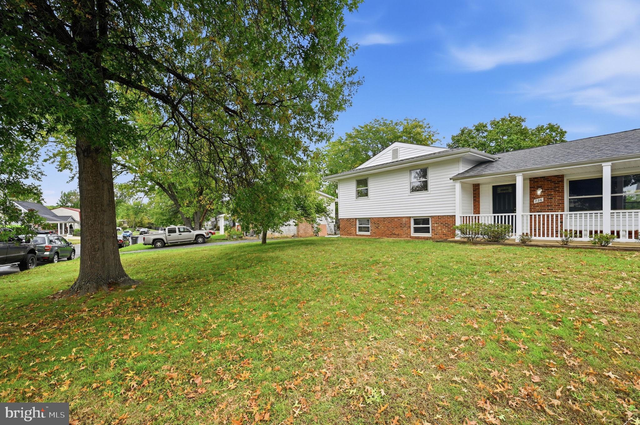 726 N WATFORD COURT