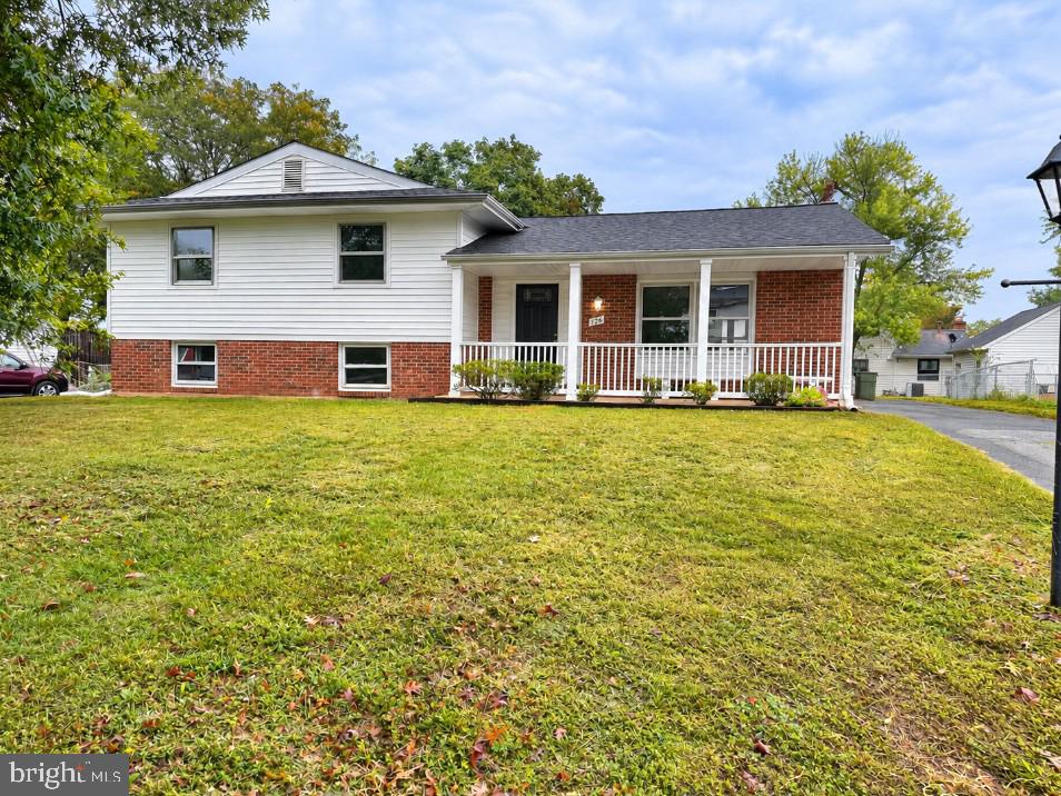 726 N WATFORD COURT