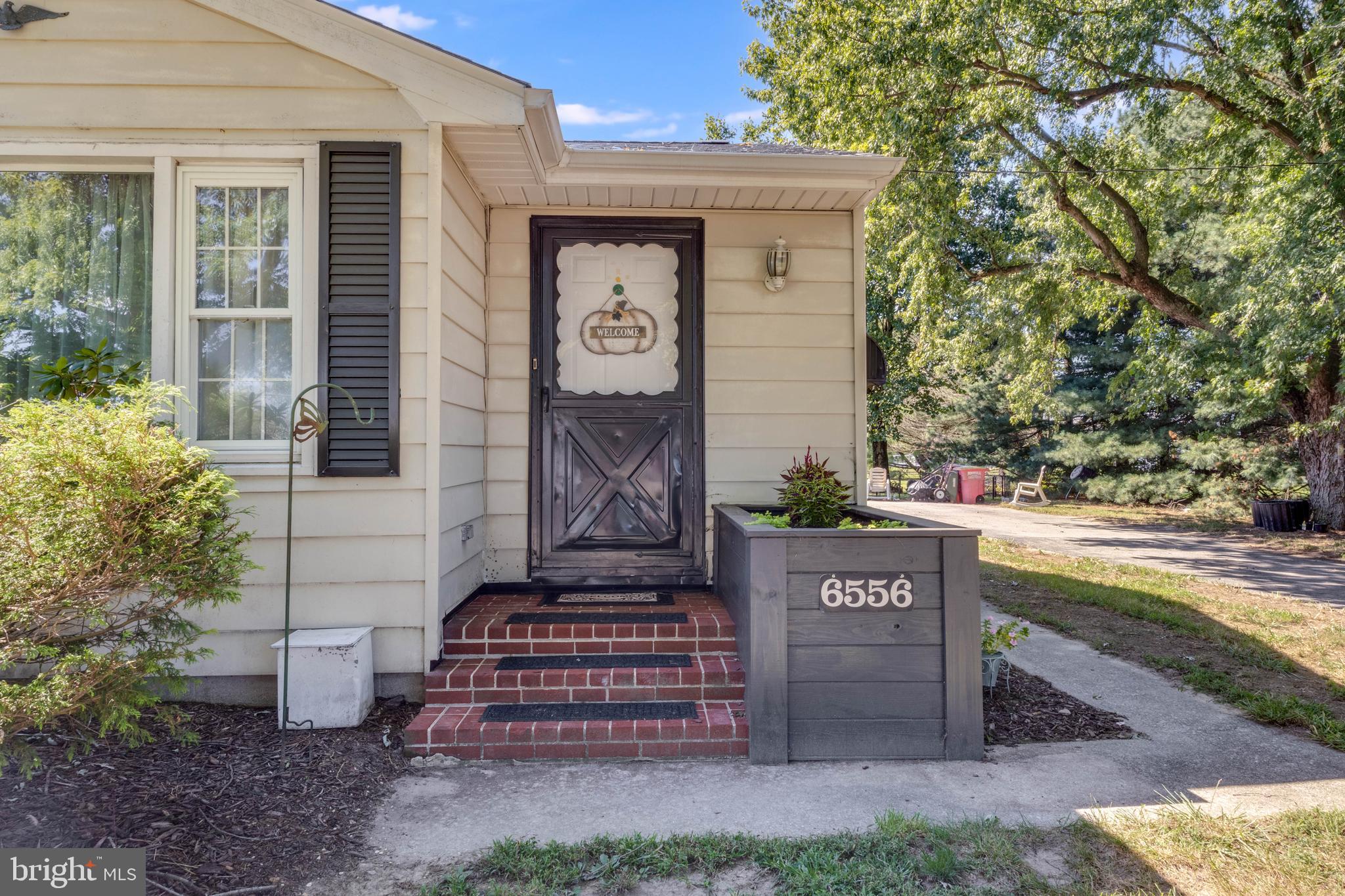 6556 HICKMAN ROAD