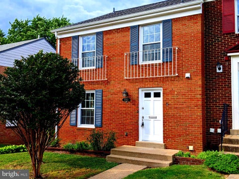 Photo of 8069 Powderbrook Lane, SPRINGFIELD, VA 22153 (MLS # VAFX2335420)