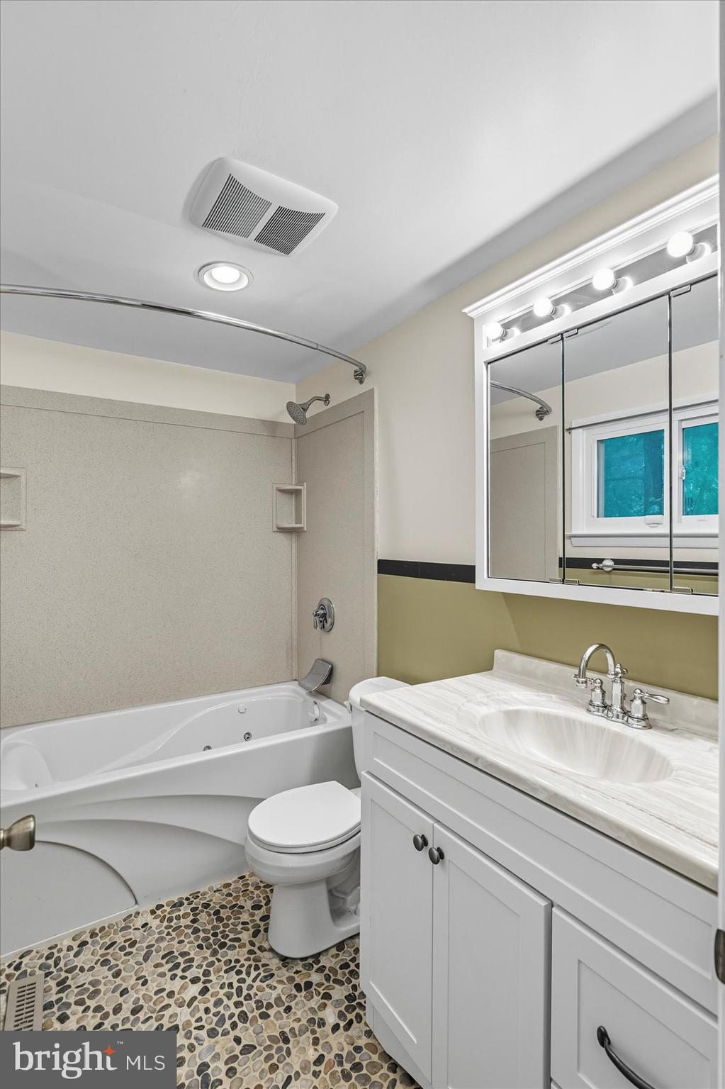 RICHLYN MANOR - Residential