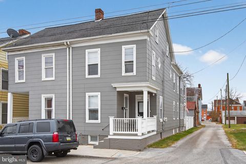 Townhouse For Sale - 222 N Franklin Street<br/> HANOVER, PA 17331