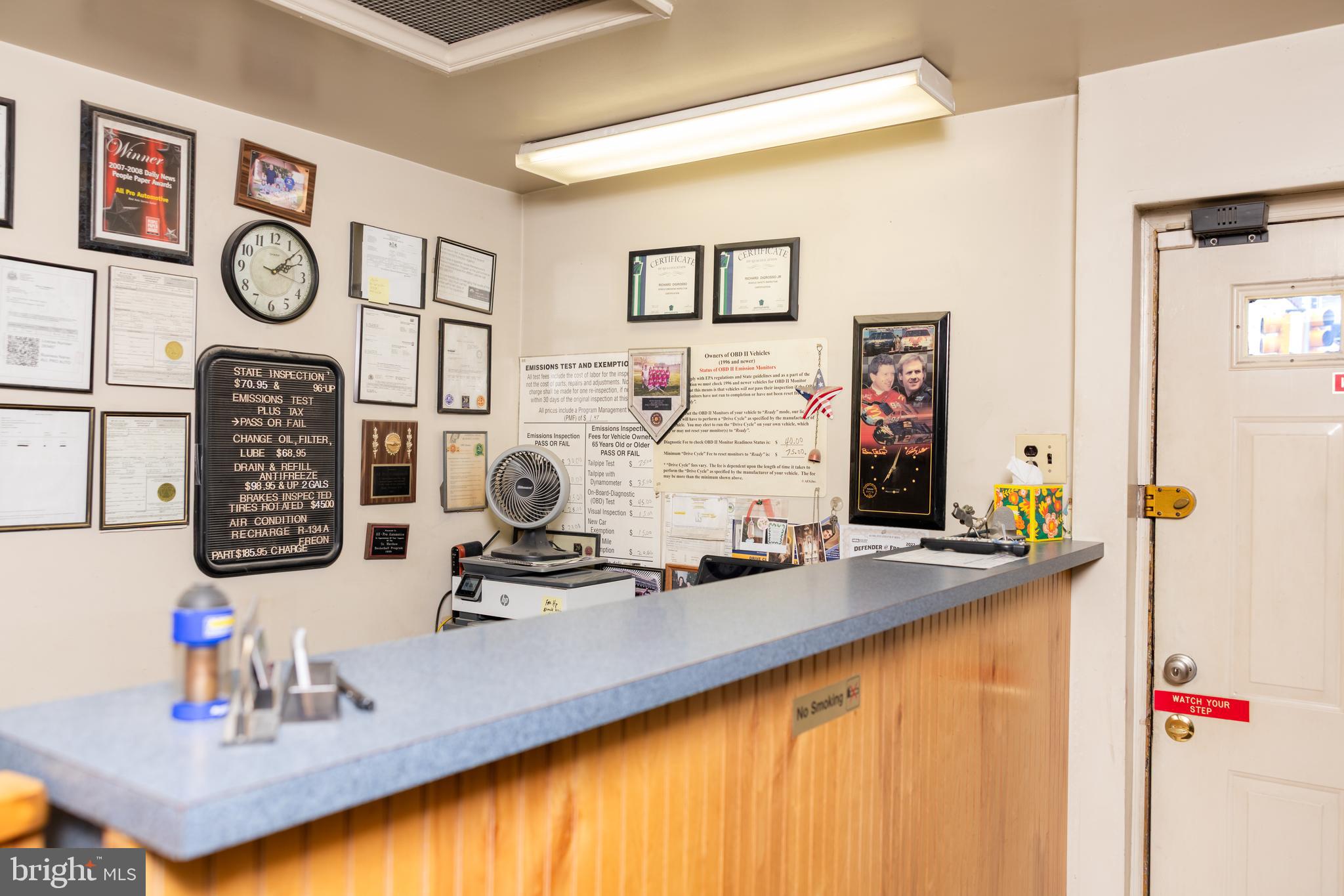 Main image without alt text