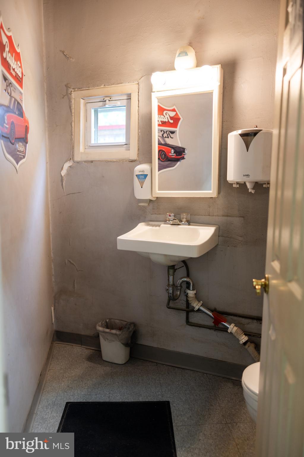 Main image without alt text