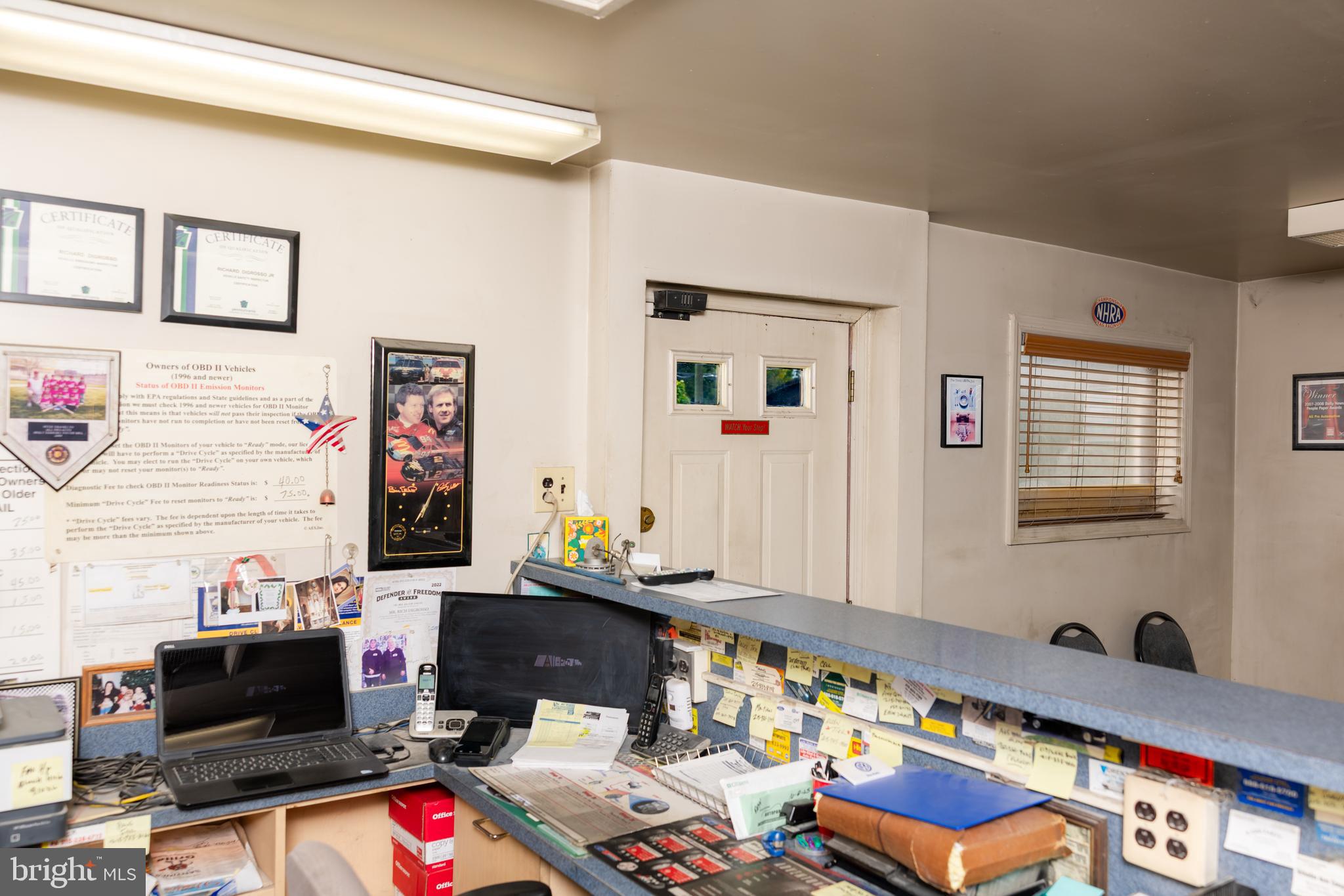 Main image without alt text