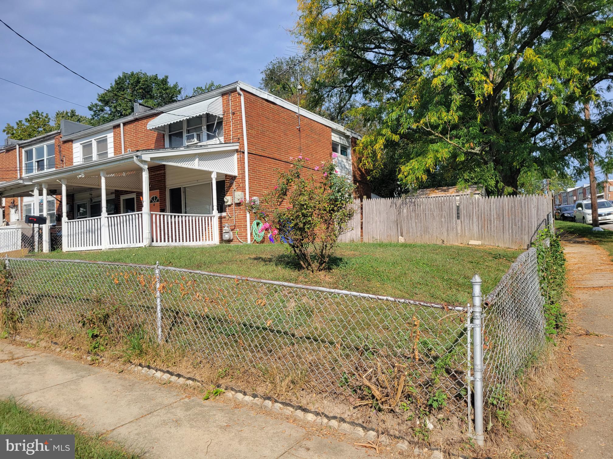 3 bed 1 bath townhome located close to area elementary schools and shopping centers. bus line at top of street. its a short sale needs some work pictures reflect this. corner lot nice front porch. call today