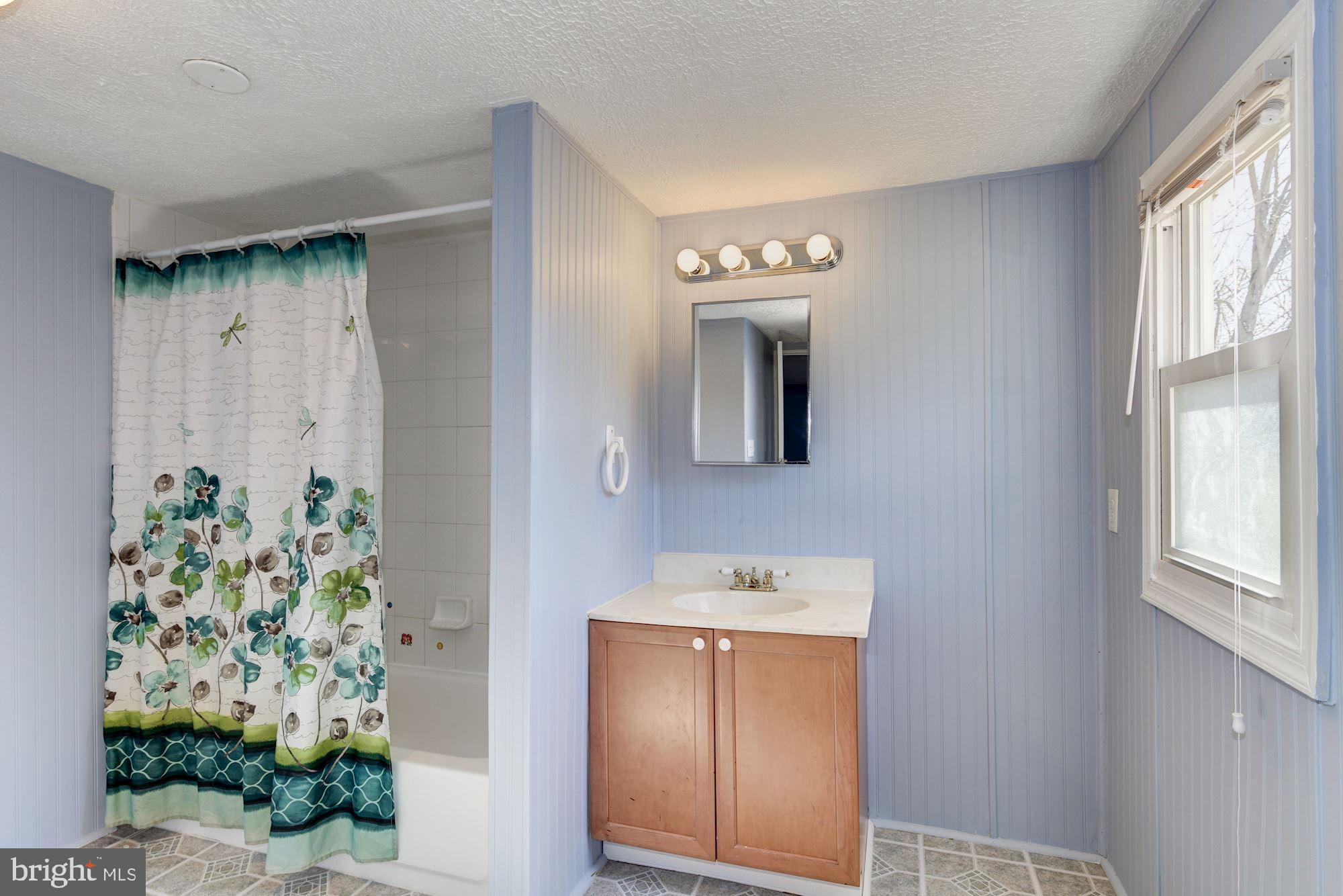 MOUNTAIN BUSH ESTATES - Residential Lease