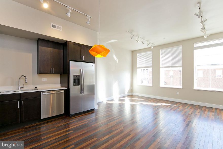 Enjoy this beautiful luxury flat located in the heart of Old Town Winchester.  Floor to ceiling windows, gleaming hardwood floors and natural quartz counter tops will leave you asking for nothing. This contemporary design includes keyless entry, dish TV, reserved parking in Loudoun Street Autopark and free Wi-Fi.  You can also enjoy the upscale appliance which include washer/dryer. Electric to be paid by tenant.