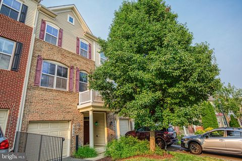 Photo of 3030 Chinkapin Oak Lane, WOODBRIDGE, VA 22191 (MLS # VAPW2125412)