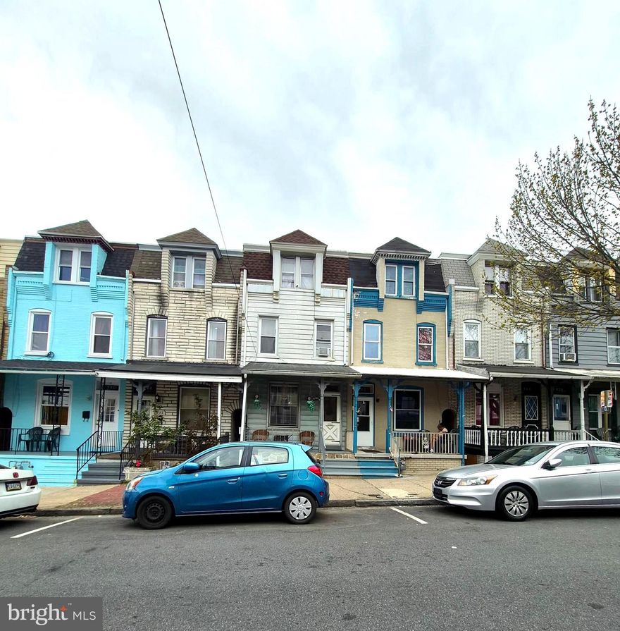 Check out this spacious home in Reading with plenty of room to grow! Featuring 5 bedrooms and 2 full bathrooms, this property gives you the space you need for family, guests, or even a home office setup.
You’ll love the big living room for relaxing, plus a formal dining room that’s perfect for dinners and get-togethers. The large kitchen offers tons of space to cook, store, and make it your own.
Outside, there’s a detached garage for parking or extra storage, and a rubber roof already in place for added durability.
Whether you’re looking for your next home or a great investment opportunity, this one has a lot to offer at a great value.
📍 Come take a look and see the potential for yourself!