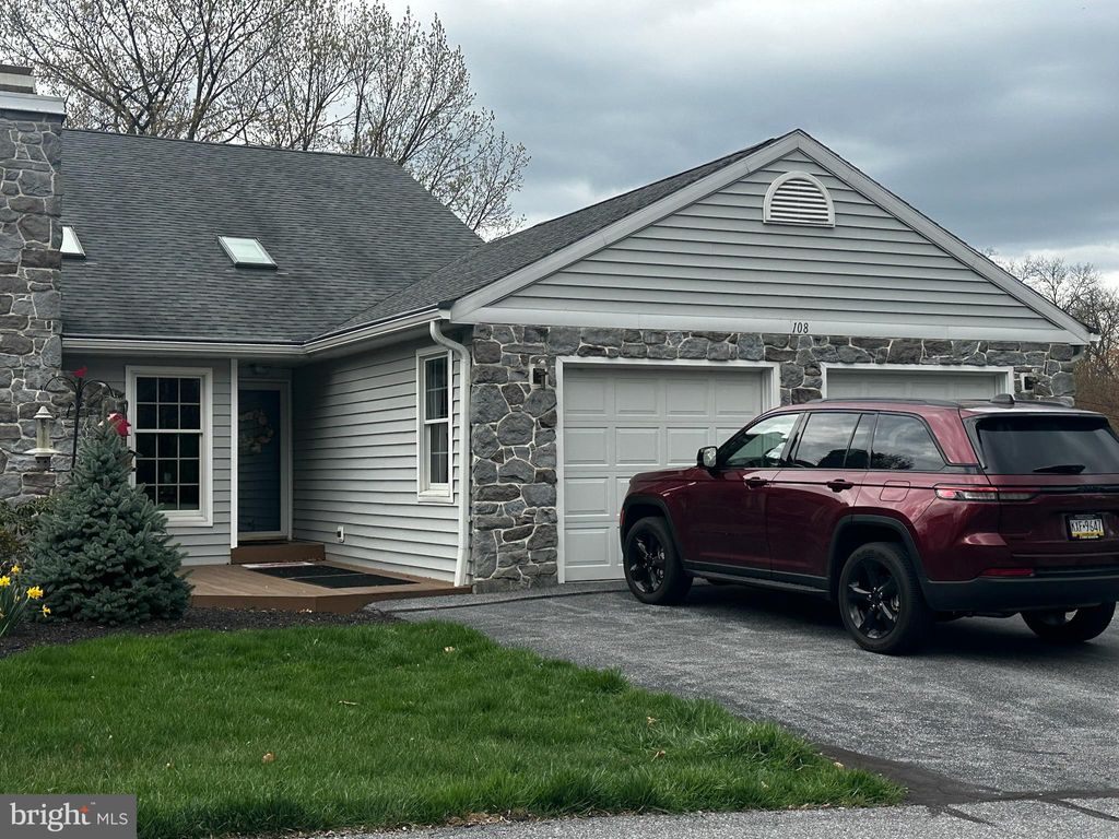 Photo of 108 Sawmill Run, ELIZABETHTOWN, PA 17022 (MLS # PALA2068134)