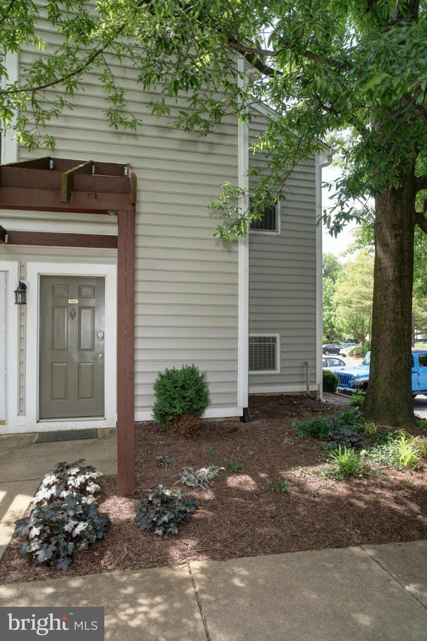 Wonderful 2 bedroom 2 bath condo.  Updated kitchen w/stainless steel appliances. Both full bathrooms have been updated. Spacious living area with gas fireplace and bright sunroom.  Dining area w/pass through to kitchen.  Large Master Bedroom with custom walk-in closet! Large laundry room. Relaxing balcony. Minutes to Vienna metro, 66 and 50.  Close to shops, dining and more!