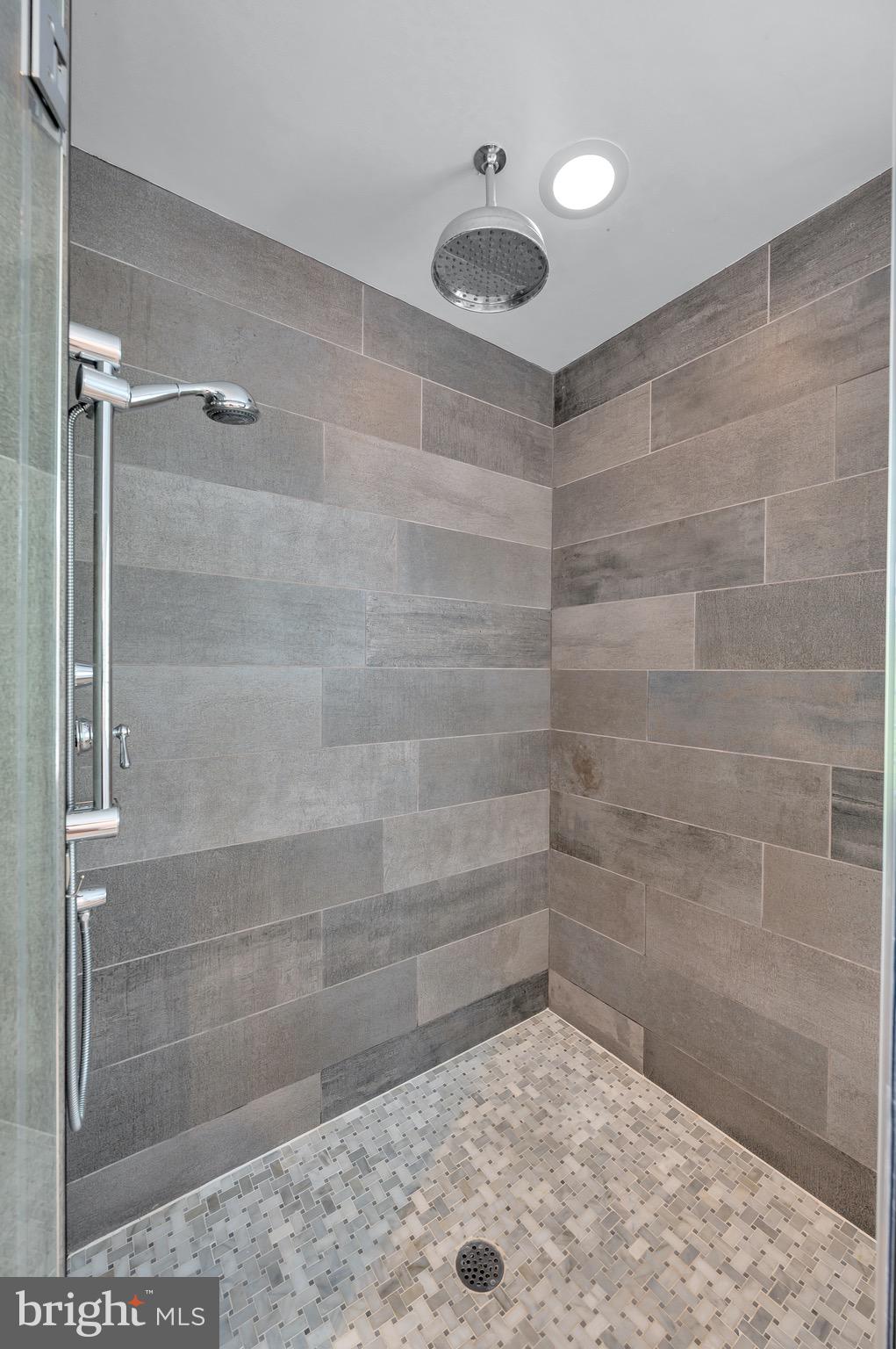 GLADWYNE - Residential