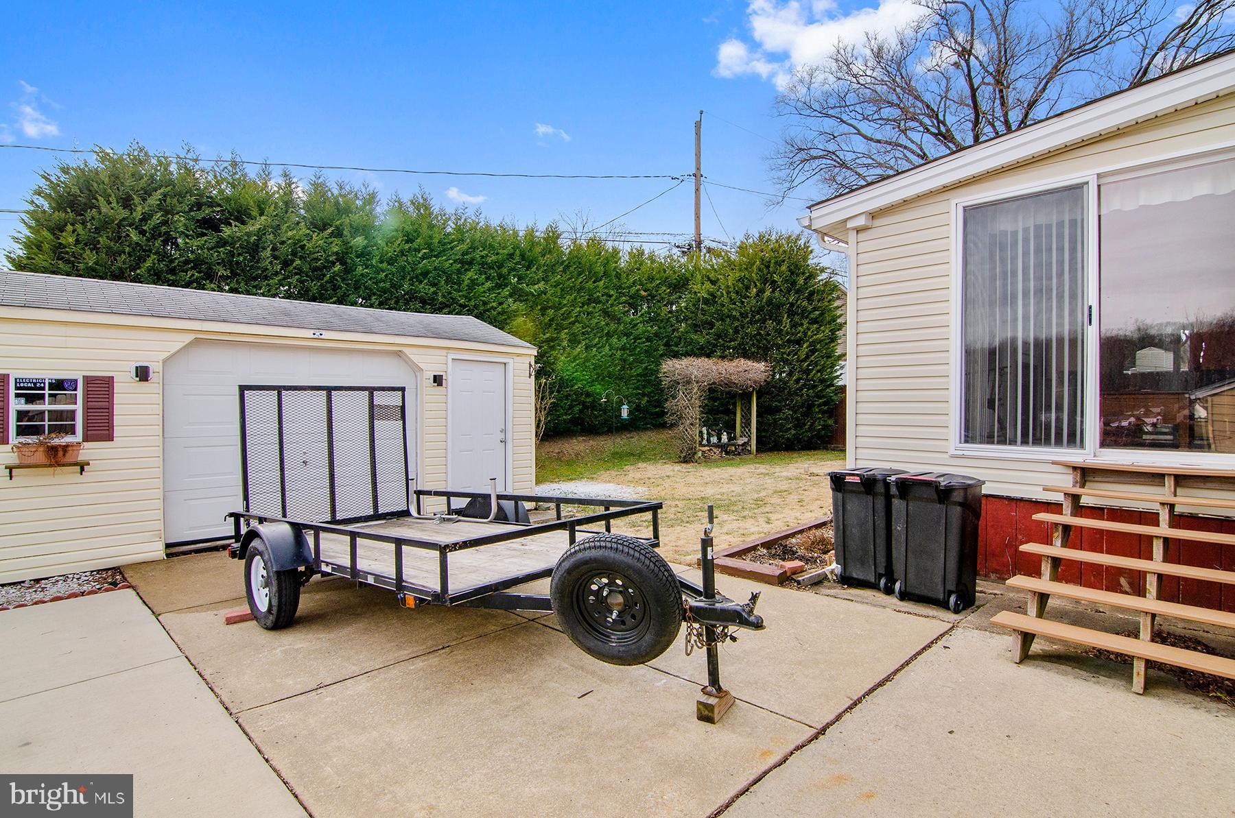 HALLMARK MANOR - Residential