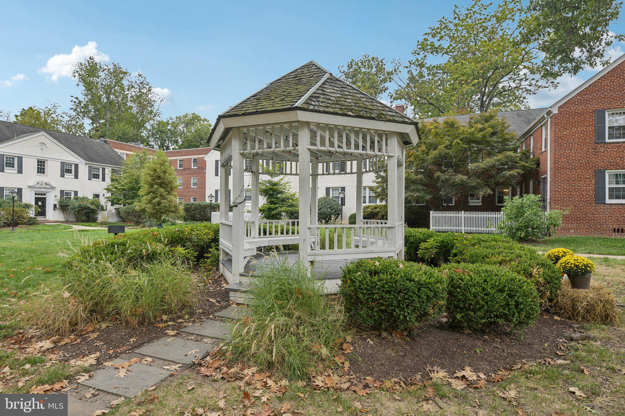 COMMONS OF ARLINGTON - Residential