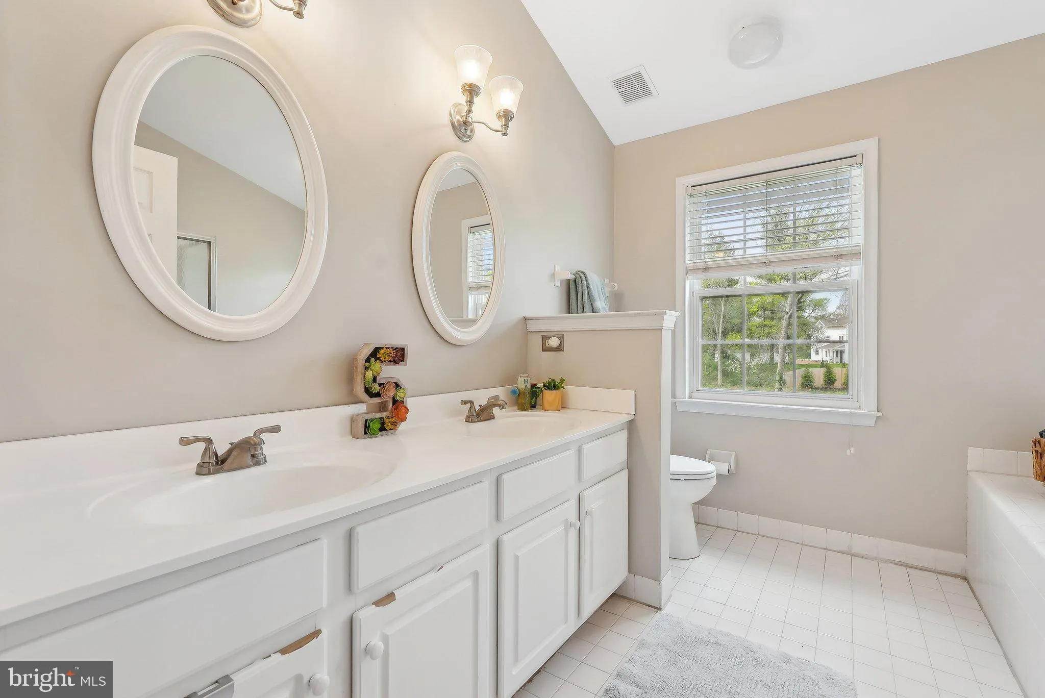 Ambler, Pennsylvania 19002, United States, 4 Bedrooms Bedrooms, ,3 BathroomsBathrooms,Residential,Contingent,115962