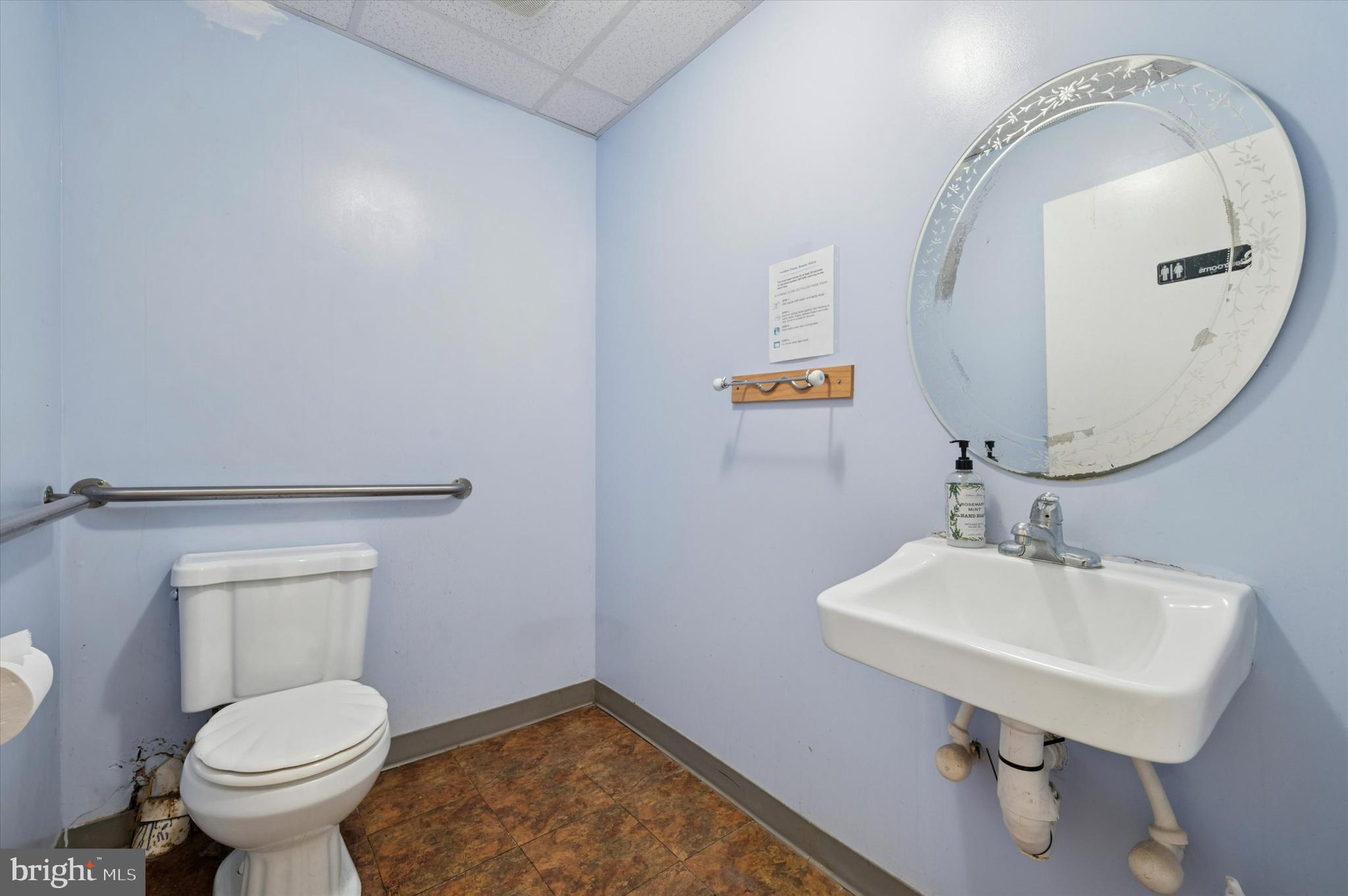 Main image without alt text