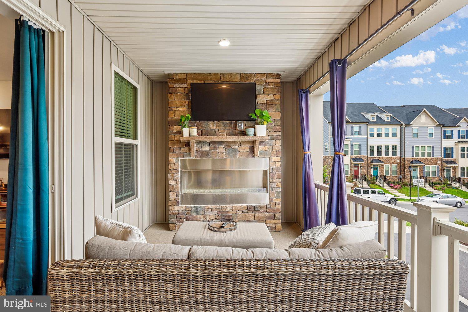 LAKE LINGANORE TOWN CENTER - Residential